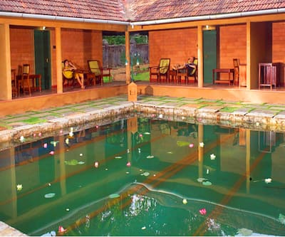 https://imgcld.yatra.com/ytimages/image/upload/t_hotel_yatra_city_desktop/v1469018195/Domestic Hotels/Hotels_Ernakulam/Namami Health/Pool-Studio.jpg